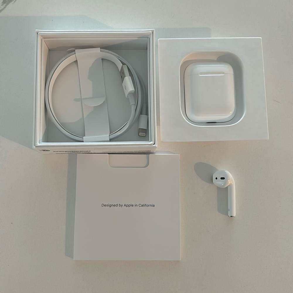 Apple AirPods 2nd generation, right pod